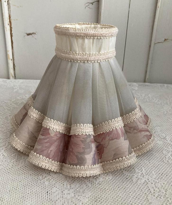 Brocante / Barok lampenkap - lampenkapje, Huis en Inrichting, Lampen | Lampenkappen, Gebruikt, Minder dan 25 cm, Rond, Wit, Overige kleuren