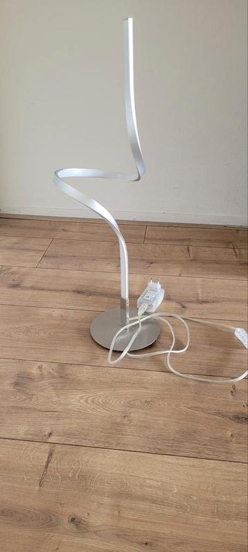 Moderne LED tafellamp. beschikbaar voor biedingen