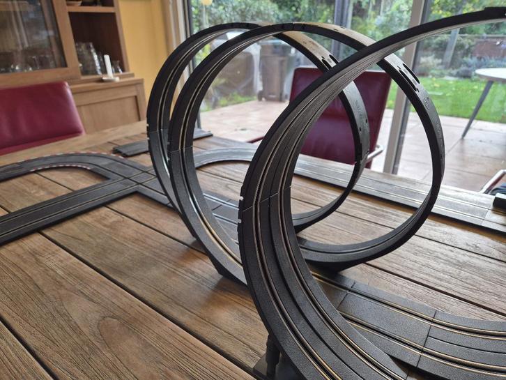 Carrera racebaan dubbele looping + 4 racewagens oa Disney, Kinderen en Baby's, Speelgoed | Racebanen, Gebruikt, Racebaan, Elektrisch