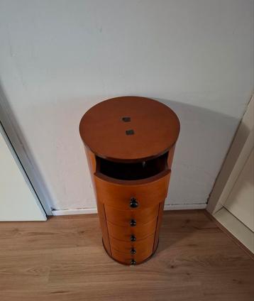 Houten ladekastje / bijzettafel beschikbaar voor biedingen