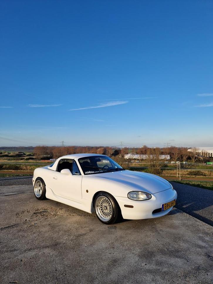Mazda MX-5 1998 1.6L Wit, Auto's, Mazda, Particulier, MX-5, Benzine, Cabriolet, Handgeschakeld, Geïmporteerd, Wit, Zwart, Achterwielaandrijving