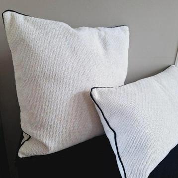 Mooie licht beige met zwarte bies afgewerkte luxe kussens  beschikbaar voor biedingen