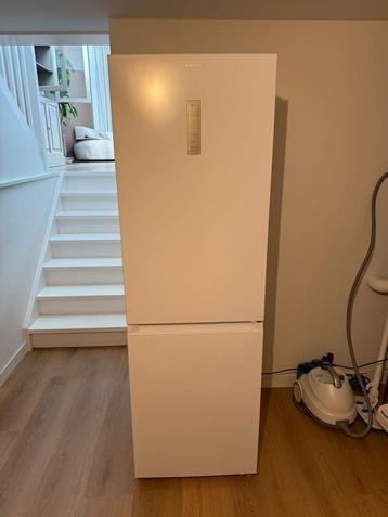 Gloednieuwe Koelvries combinatie, 338 liter, 185 cm hoog  beschikbaar voor biedingen