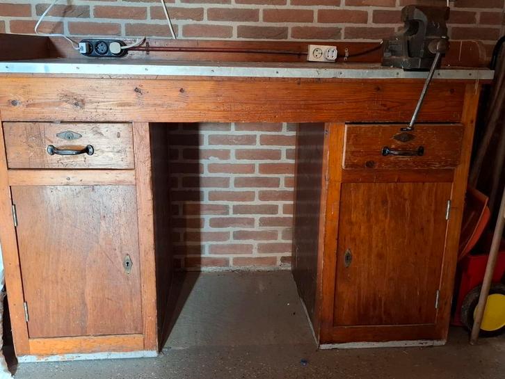Vintage Werkbank met Bankschroef en Opbergruimte, Doe-het-zelf en Verbouw, Werkbanken, Gebruikt, 120 tot 170 cm, Bankschroef, Ophalen