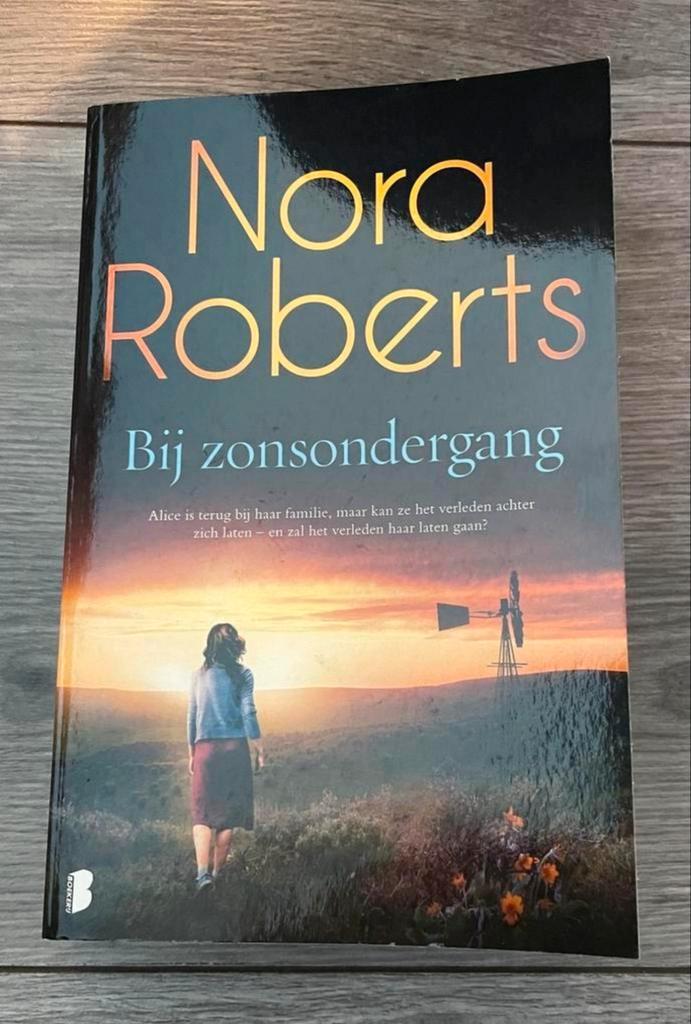 Nora Roberts - Bij zonsondergang, Boeken, Romans, Gelezen, Nederland, Ophalen