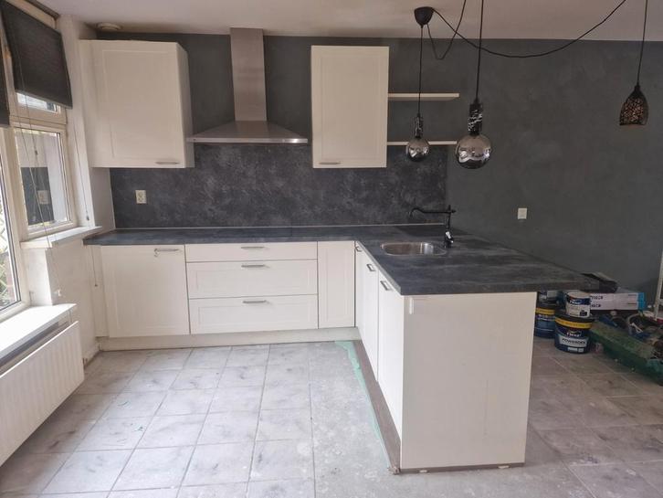 Moderne hoekkeuken met granieten utziende blad, Huis en Inrichting, Keuken | Complete keukens, Gebruikt, Hoekkeuken, Kunststof