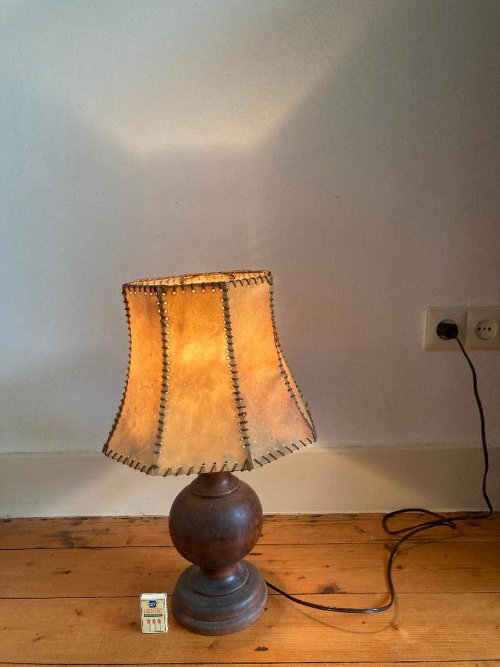 Houten tafellamp met varkensblaas lampenkap kalfsleer kitsch, Huis en Inrichting, Lampen | Tafellampen, Gebruikt, 50 tot 75 cm