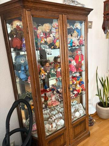 Vitrine kast beschikbaar voor biedingen