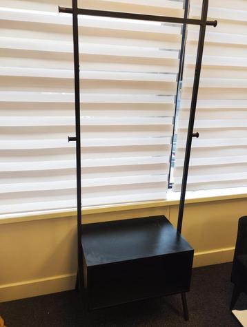 Kapstok met opbergruimte beschikbaar voor biedingen