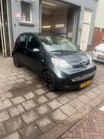 Peugeot 107 1.0 12V 5-deurs uit 2010 in grijs met CarPlay, Voorwielaandrijving, 4 stoelen, 68 pk, Handgeschakeld