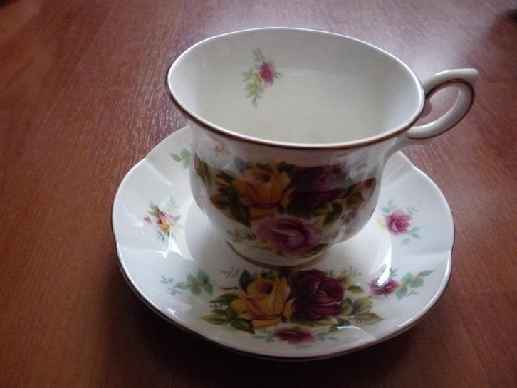 Kop en schotel Royal Canterbury - Madelaine, Huis en Inrichting, Keuken | Servies, Zo goed als nieuw, Kop(pen) en/of Schotel(s)