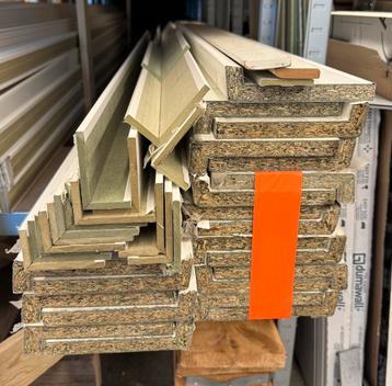 Hoek MDF 4x7 cm en vensterbank 15 cm met witte designfolie beschikbaar voor biedingen