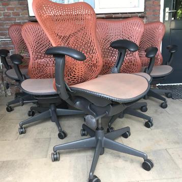 6 IZGS Bureaustoel Herman Miller Mirra full options rood beschikbaar voor biedingen