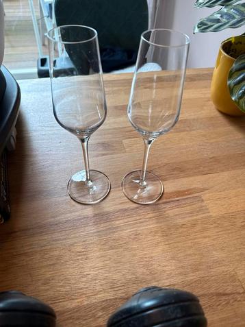 2 Vivo Champagneglazen beschikbaar voor biedingen