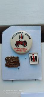 McCormick tractor button + speldjes, Ophalen of Verzenden, Button, Zo goed als nieuw