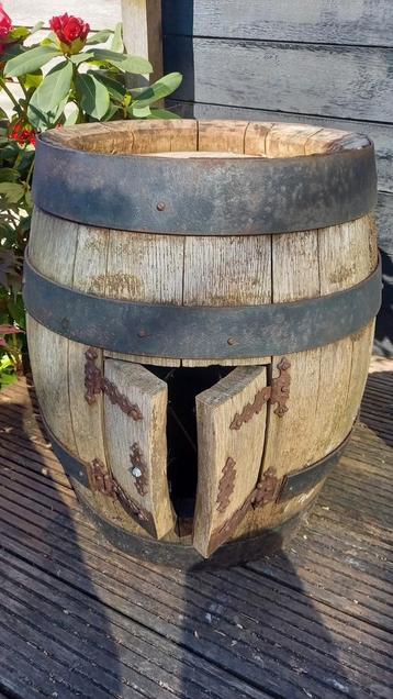 Oude wijnton ton hout  beschikbaar voor biedingen