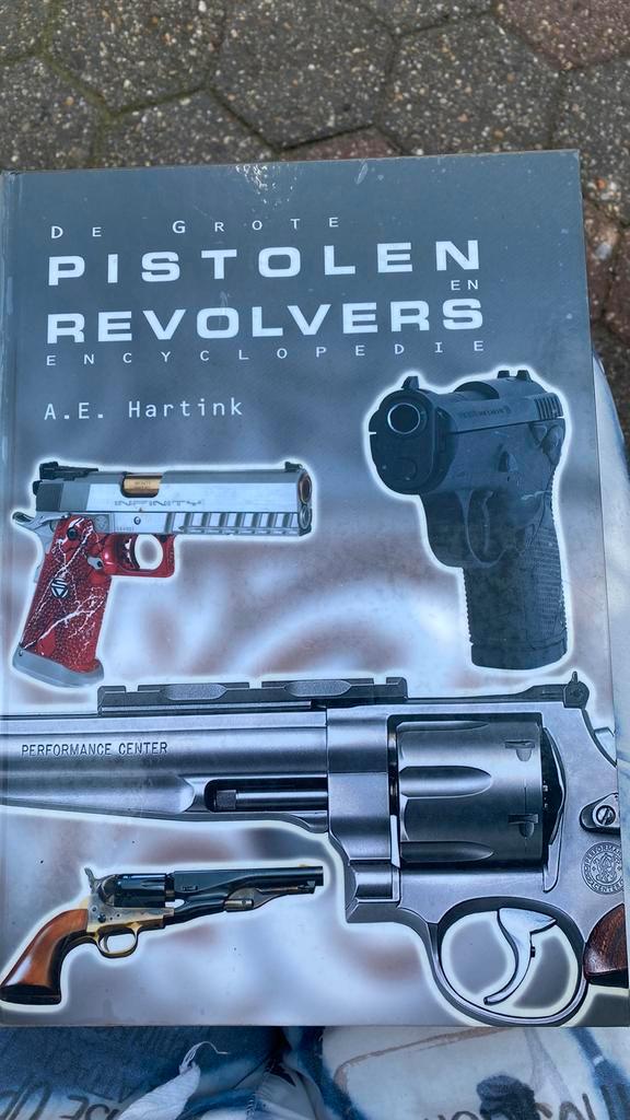 A.E. Hartink - De grote pistolen en revolvers encyclopedie, Boeken, Oorlog en Militair, Zo goed als nieuw, Ophalen of Verzenden