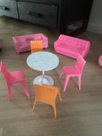 Barbiebanken, tafel en stoelen - Zo goed als nieuw!, Kinderen en Baby's, Speelgoed | Poppen, Ophalen, Zo goed als nieuw, Barbie