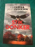 Kim Faber - Stikdonker paperback in prima staat, Kim Faber; Janni Pedersen, Ophalen of Verzenden, Zo goed als nieuw
