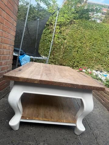 Houten salontafel met wit onderstel beschikbaar voor biedingen