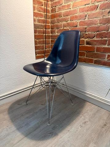 Herman Miller Eames Eiffel Glasvezelstoel 70s - Marineblauw beschikbaar voor biedingen