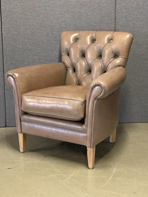 Klassieke Engelse Chesterfield fauteuil in leer met capitons, Huis en Inrichting, Fauteuils, Zo goed als nieuw, Leer, 75 tot 100 cm