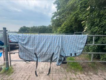 Mooi winterdeken met hals beschikbaar voor biedingen