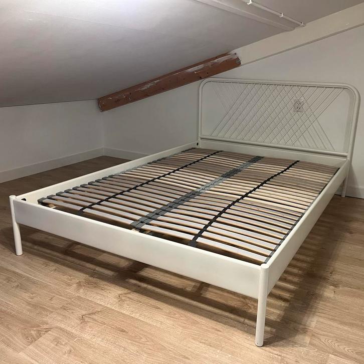 Bedframe IKEA NESTTUN wit 140x200, Huis en Inrichting, Slaapkamer | Bedden, Zo goed als nieuw, Tweepersoons, 140 cm, 200 cm, Metaal