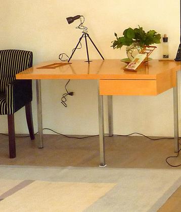 Elegant Design Bureautje of Side Table beschikbaar voor biedingen