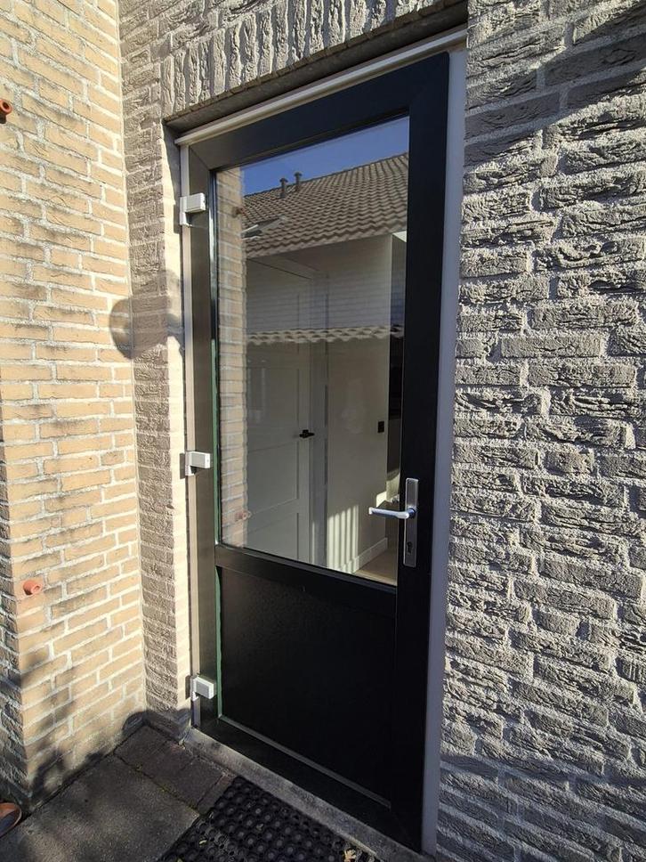 Kunststof deur en 4x kozijn, Doe-het-zelf en Verbouw, Deuren en Horren, Gebruikt, Buitendeur, 200 tot 215 cm, 80 tot 100 cm, Kunststof