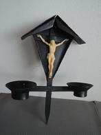 Zwart metalen kruis met twee kaarsenstandaards, Verzamelen, Ophalen of Verzenden, Zo goed als nieuw, Overige typen, Christendom | Katholiek