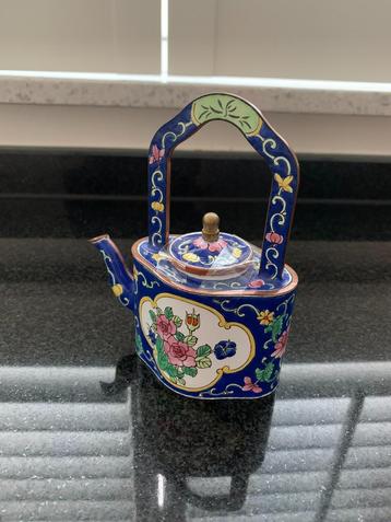 Charlotte di Vita, Kaiserliche Teekanne (Imperial Teapot) beschikbaar voor biedingen