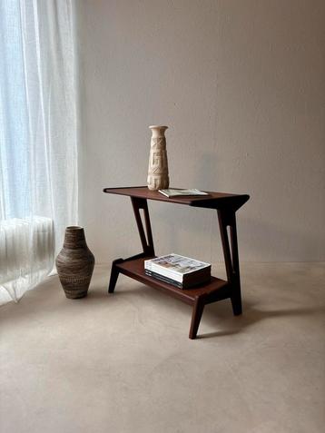 Organisch vormgegeven teakhouten sidetable jaren zestig beschikbaar voor biedingen