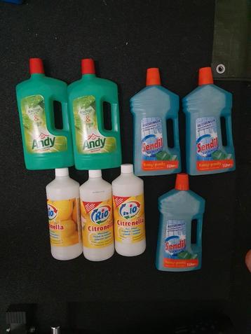 Diverse flessen allesreiniger beschikbaar voor biedingen