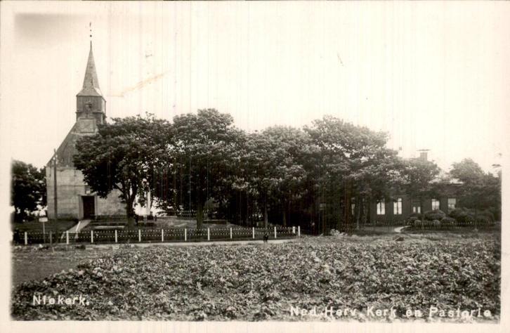 Niekerk - Kerk en Pastorie, Verzamelen, Ansichtkaarten | Nederland, Gelopen, Groningen, Voor 1920, Ophalen of Verzenden