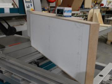 HO-E-GR-305: stofvrije vitrine, wandvitrine met railgroef. beschikbaar voor biedingen
