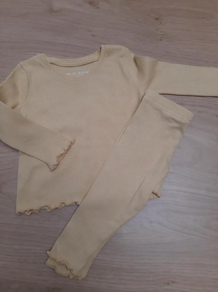 ZGAN zachtgele Primark pyjama Mt 74cm, Kinderen en Baby's, Babykleding | Maat 74, Zo goed als nieuw, Meisje, Nacht- of Onderkleding