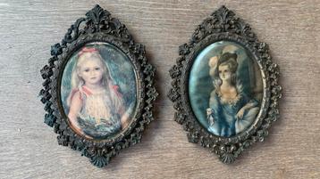 Brocante sierlijstjes met portret op zijde beschikbaar voor biedingen