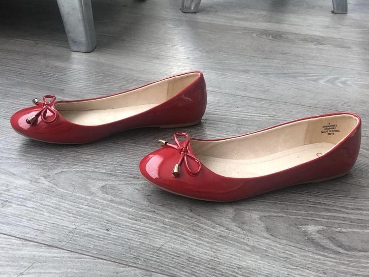 rode lakschoenen, maat 40, nooit gedragen, Kleding | Dames, Schoenen, Nieuw, Rood, Ophalen of Verzenden