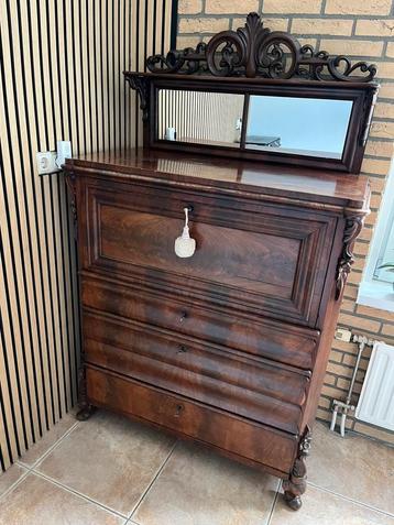 Antieke secretaire beschikbaar voor biedingen