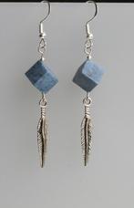 Prachtige oorbellen met Dumortiriet blokjes en veertjes., Hangers, Nieuw, Met edelsteen, Zilver