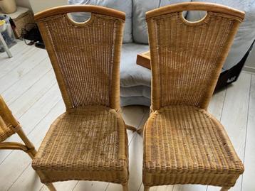 2 rieten stoelen beschikbaar voor biedingen