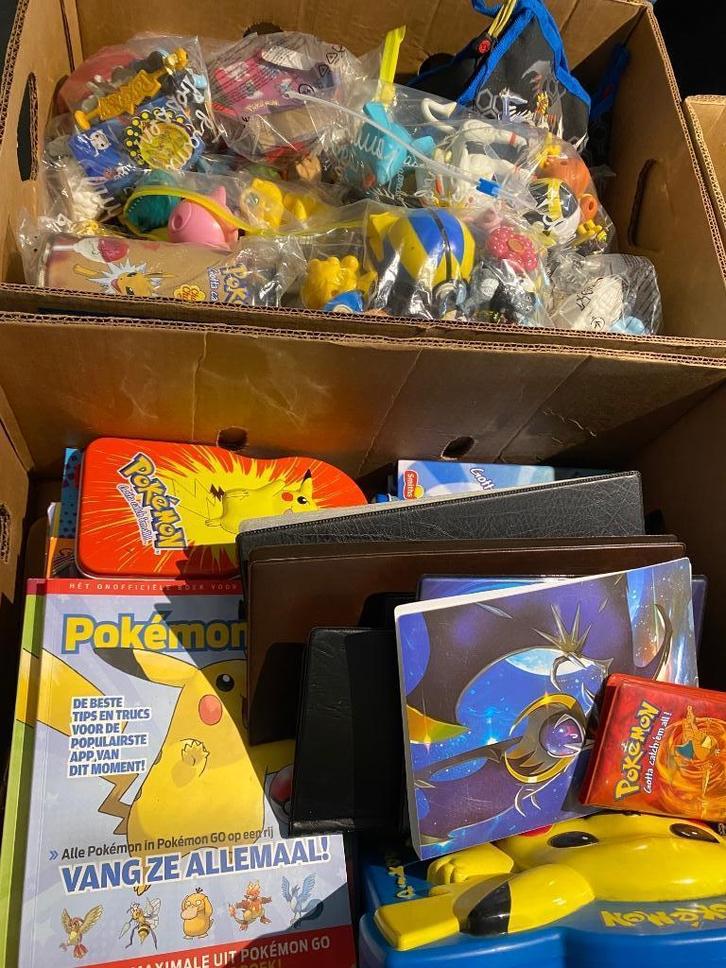 5 grote dozen vol pokemon kaarten / spullen, Hobby en Vrije tijd, Verzamelkaartspellen | Pokémon, Gebruikt, Overige typen, Ophalen
