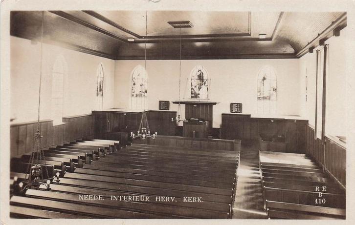 AY896 Neede interieur kerk type fotokaart jaren 30/40, Verzamelen, Ansichtkaarten | Nederland, Gelopen, Gelderland, 1920 tot 1940