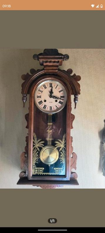 Antieke Wandklok met Sleutel beschikbaar voor biedingen