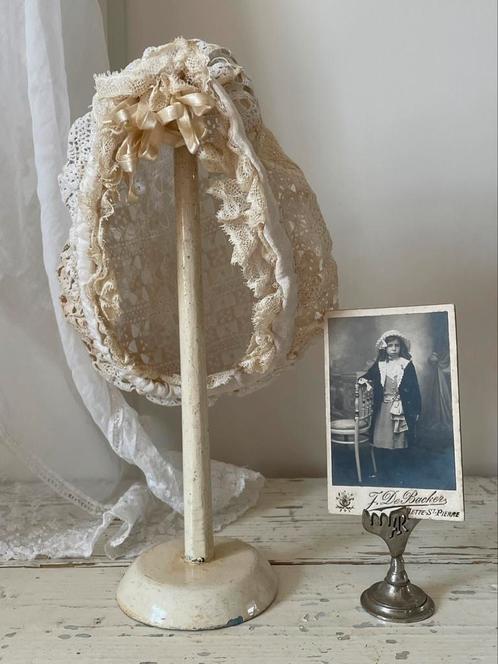 Brocante oud Frans mutsje gehaakt, Antiek en Kunst, Curiosa en Brocante, Verzenden