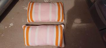 2 sierkussens met hoezen 30 x 50 cm beschikbaar voor biedingen