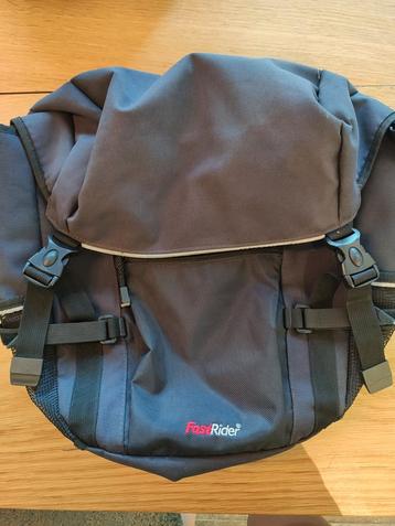 Fietstas met regenhoes beschikbaar voor biedingen