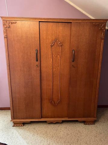 Antieke klerenkast/linnenkast beschikbaar voor biedingen