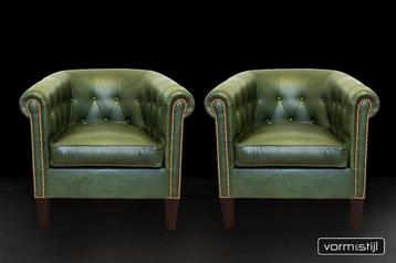 Gecapitonneerde chesterfield clubfauteuils in dik rundleer beschikbaar voor biedingen